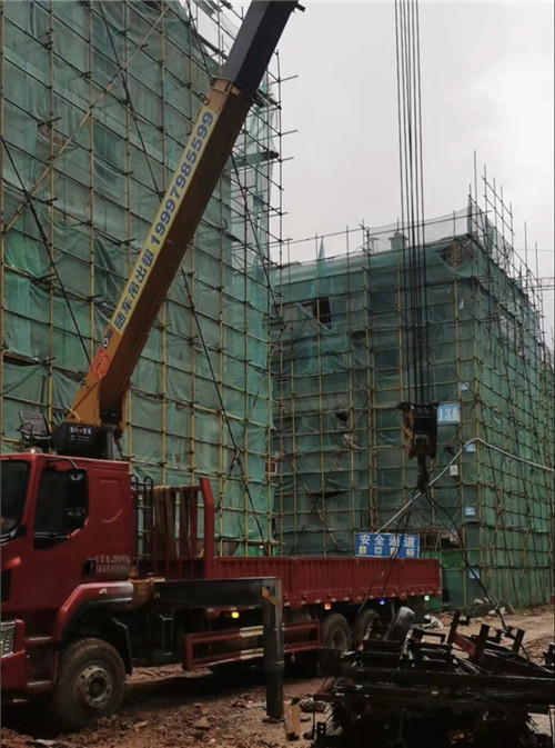 乌兰县“慢工细活”—— 吊车的 “微动控制” 技术