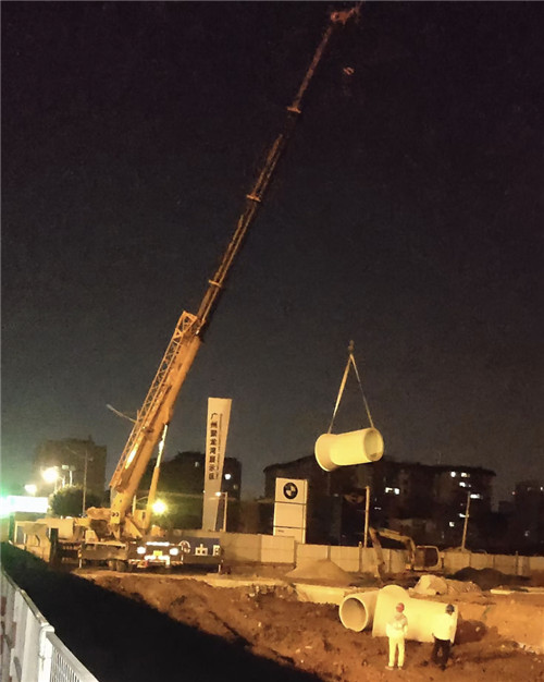 乌兰县“弯臂矫正”—— 吊车的 “形变补偿” 技术